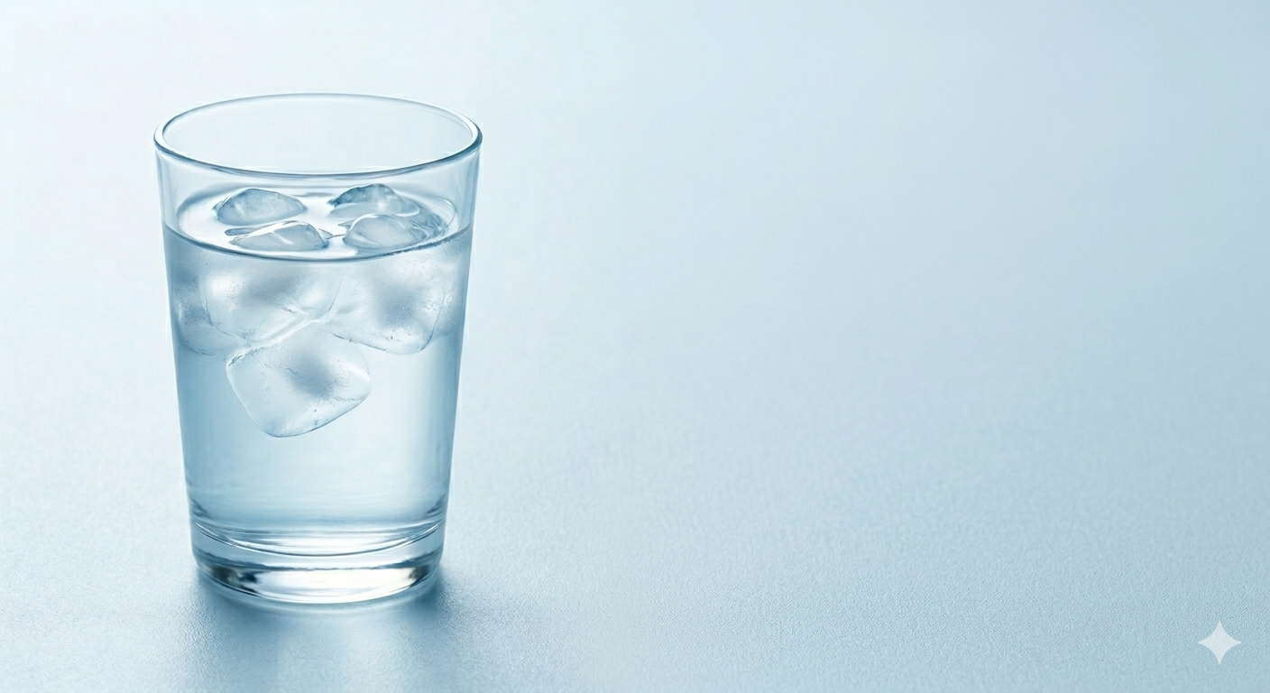 氷が入った水のコップ